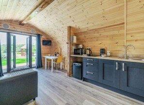 Kühlschrank, Mikrowelle, Kochgeschirr/Geschirr/Besteck, Gewürze