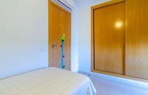 2 bedrooms, iron/ironing board, free WiFi