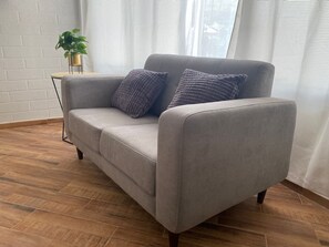 Een smart-tv en boeken