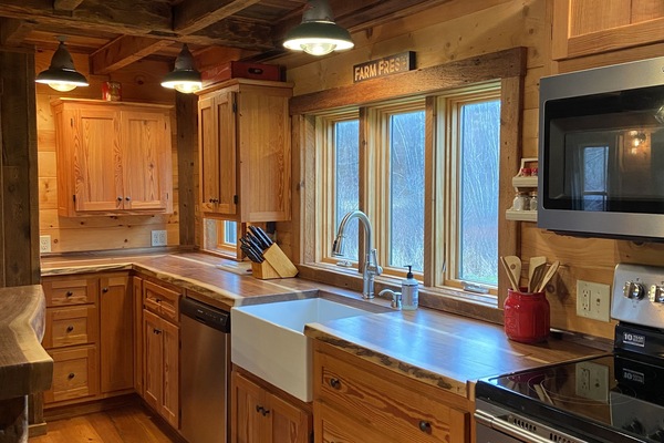 Kylskåp, mikrovågsugn, ugn och spishäll