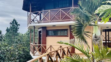 Habitación estándar | Caja de seguridad en la habitación y escritorio