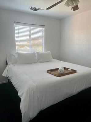 3 habitaciones, tabla de planchar con plancha y cuna de viaje 