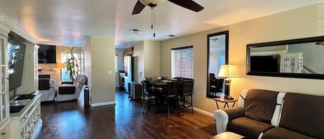 TV connectée, cheminée, espaces bureaux