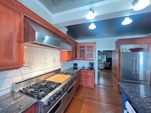 Køleskab, mikrobølgeovn, kogeplade, kaffe-/temaskine