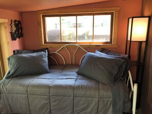 2 bedrooms, travel cot, free WiFi, bed sheets