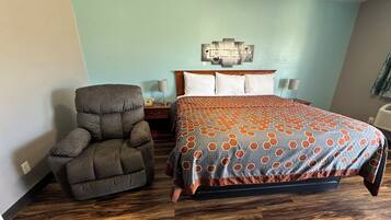 Basic Room, 1 King Bed