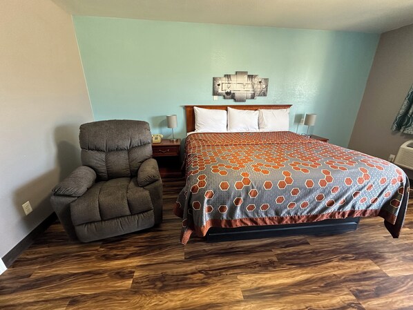 Habitación básica, 1 cama King size | Insonorización, tabla de planchar con plancha y wifi gratis 