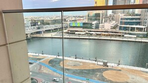 Vista desde un piso alto con vistas a un paisaje urbano, un río, edificios modernos y un puente.