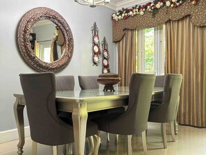 Dining - 5min Walk from Love beach | Spacious Home in Nassau (Nassau)