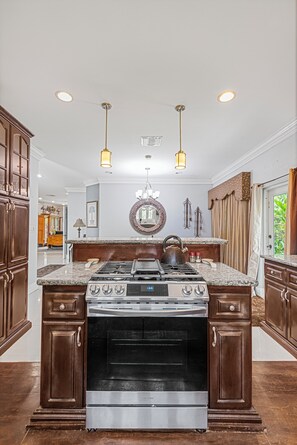 Fridge, microwave, oven, stovetop - 5min Walk from Love beach | Spacious Home in Nassau (Nassau)