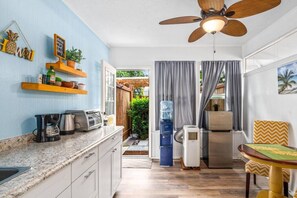 Microondas, horno, parrilla de estufa y cafetera y tetera 