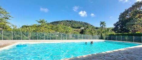 Una piscina al aire libre