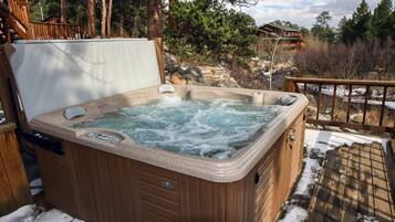 Cabin, 3 Bedrooms | Outdoor spa tub