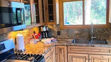 Cabin, 3 Bedrooms | Private kitchen | Fridge, oven, coffee/tea maker, toaster