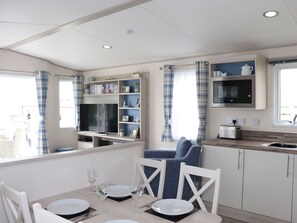 Fridge, electric kettle, toaster, cookware/dishes/utensils - The Retreat (Budleigh Salterton)
