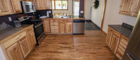 Cabin, 4 Bedrooms | Private kitchen | Fridge, oven, coffee/tea maker, toaster