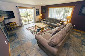 Cabin, 4 Bedrooms | Living area