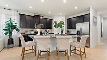 Vila, vários quartos | Cozinha privada | Geladeira, fogão, cafeteira/chaleira, torradeira