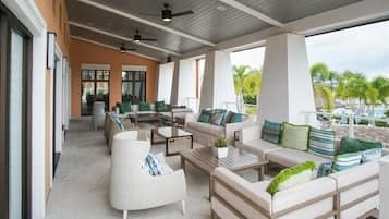 Vila, vários quartos | Terraço/pátio