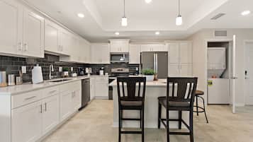 Condo, 3 Bedrooms | Private kitchen | Fridge, oven, coffee/tea maker, toaster