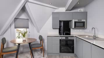 Geladeira, lava-louças, chaleira elétrica, torradeira