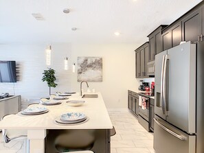 Private kitchen - Happy Haven At Storey Lake Resort By Shine Villas 4 Bedroom Condo (Kissimmee)