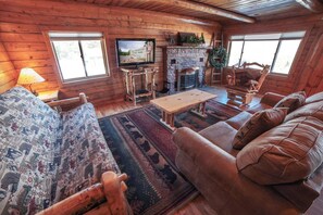 Cabin, 3 Bedrooms | Living area