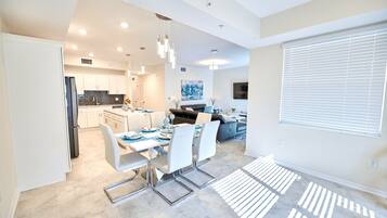 Condo, 2 quartos | Cozinha privada | Geladeira, fogão, cooktop, cafeteira/chaleira