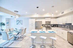 Apartamento, 2 habitaciones | Cocina privada | Frigorífico, horno, placa de cocina y cafetera o tetera