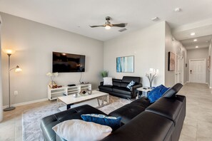 Leilighet, 2 soverom | Oppholdsområde | Smart-TV