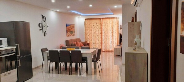 Apartamento, várias camas | Opções para refeição