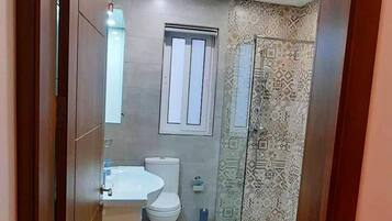 Apartment, Multiple Beds | Bathroom | Shower, towels