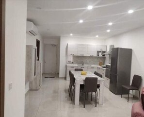 Apartamento, varias camas | Restauración