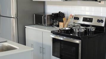 Frigorífico, microondas, horno y placa de cocina