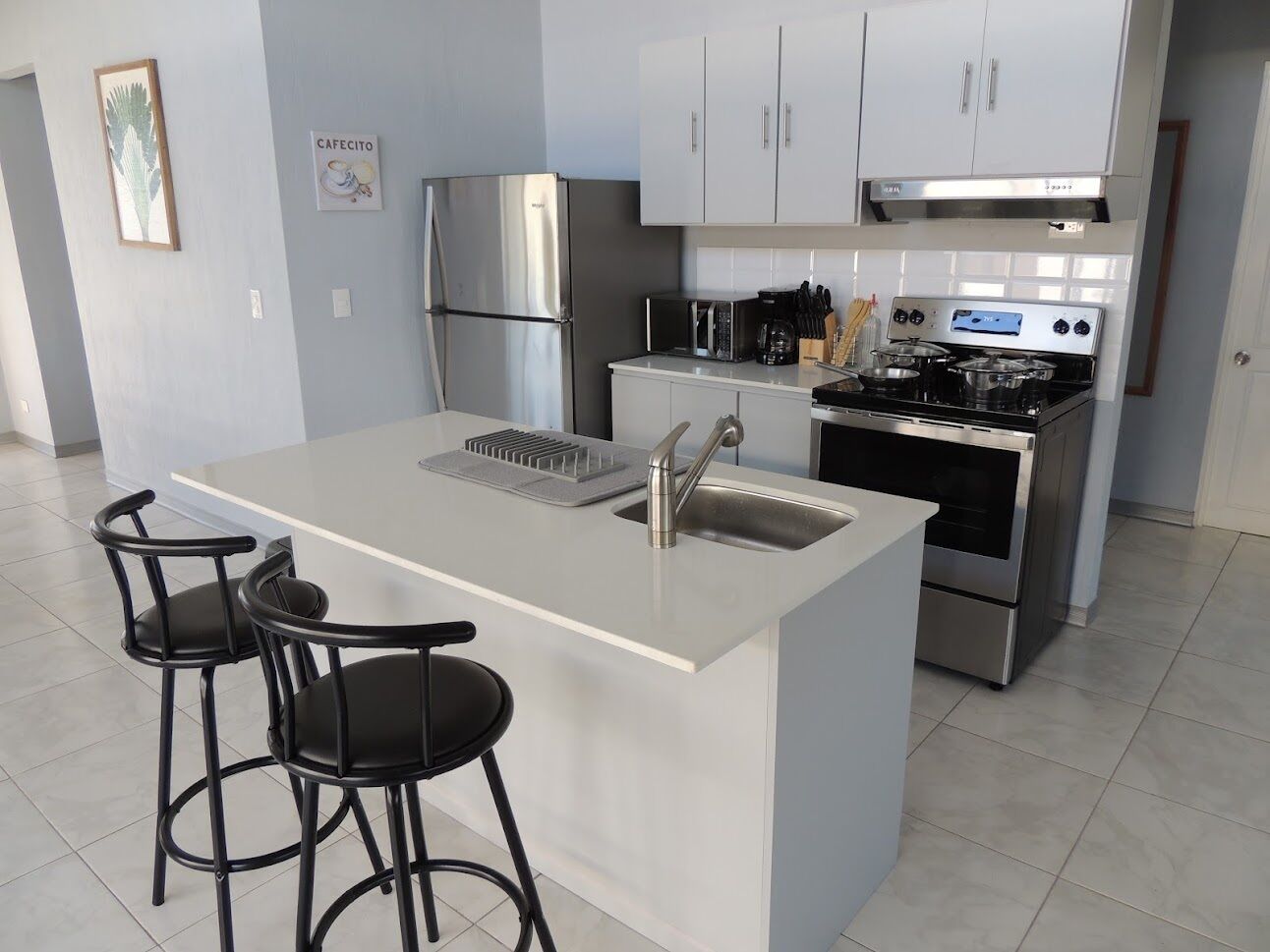 Frigorífico, microondas, horno y placa de cocina