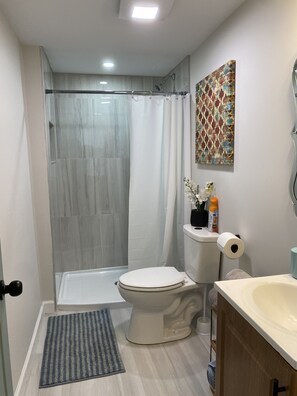 Towels, soap, toilet paper - Stunning beautiful and gorgeous Townhome 15 mins to Downtown Boston! (Quincy)