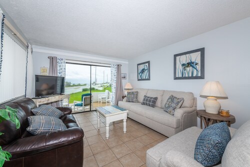Maria Beautiful Beachfront Condo, sleeps up to 8. BIG DISCOUNTS NOW 