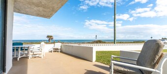 Maria Beautiful Beachfront Condo, sleeps up to 8. BIG DISCOUNTS NOW 
