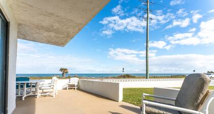 Maria Beautiful Beachfront Condo, sleeps up to 8. BIG DISCOUNTS NOW