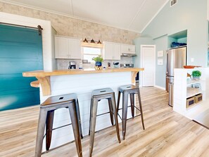 冰箱、微波炉、烤箱、炉灶