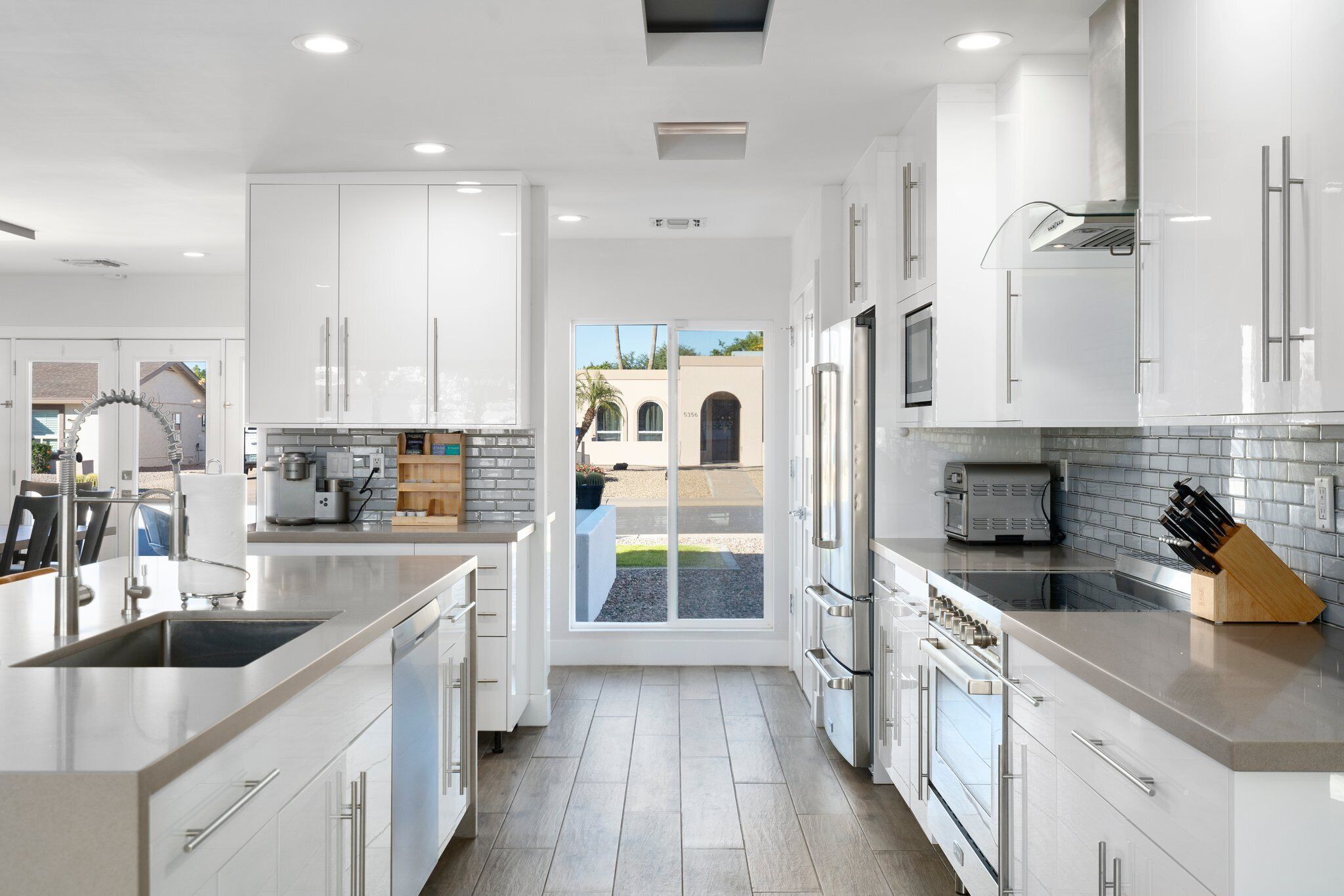 Geladeira, micro-ondas, fogão, cooktop