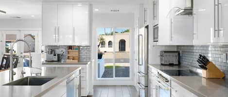 Geladeira, micro-ondas, fogão, cooktop