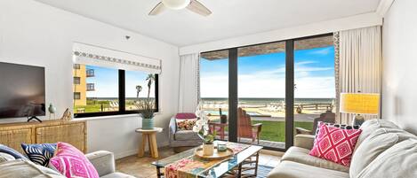 Smart TV, chimenea, libros y servicios de streaming