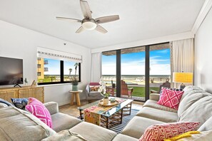 TV connectée, cheminée, livres, services de streaming