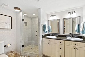 Combined shower/tub, hair dryer, towels
