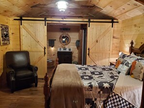 1 bedroom, iron/ironing board, free WiFi, bed sheets - The Banty Rooster - A Couples Getaway in the Mountains of East Tennessee (Del Rio)