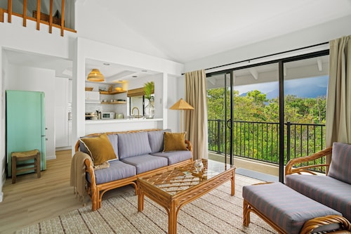 Top floor 1BR with AC, beach gear, lanai, and mountain views. Walk to the beach!