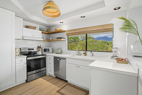 Top floor 1BR with AC, beach gear, lanai, and mountain views. Walk to the beach!