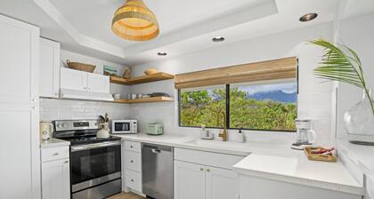 Top floor 1BR with AC, beach gear, lanai, and mountain views. Walk to the beach!