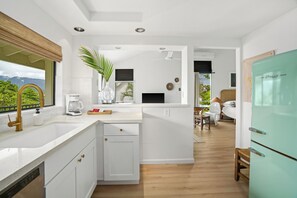 Kylskåp, mikrovågsugn, ugn och spishäll